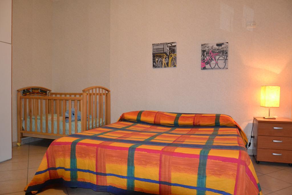 Low Cost La Meridiana Otel Zafferana Etnea Oda fotoğraf